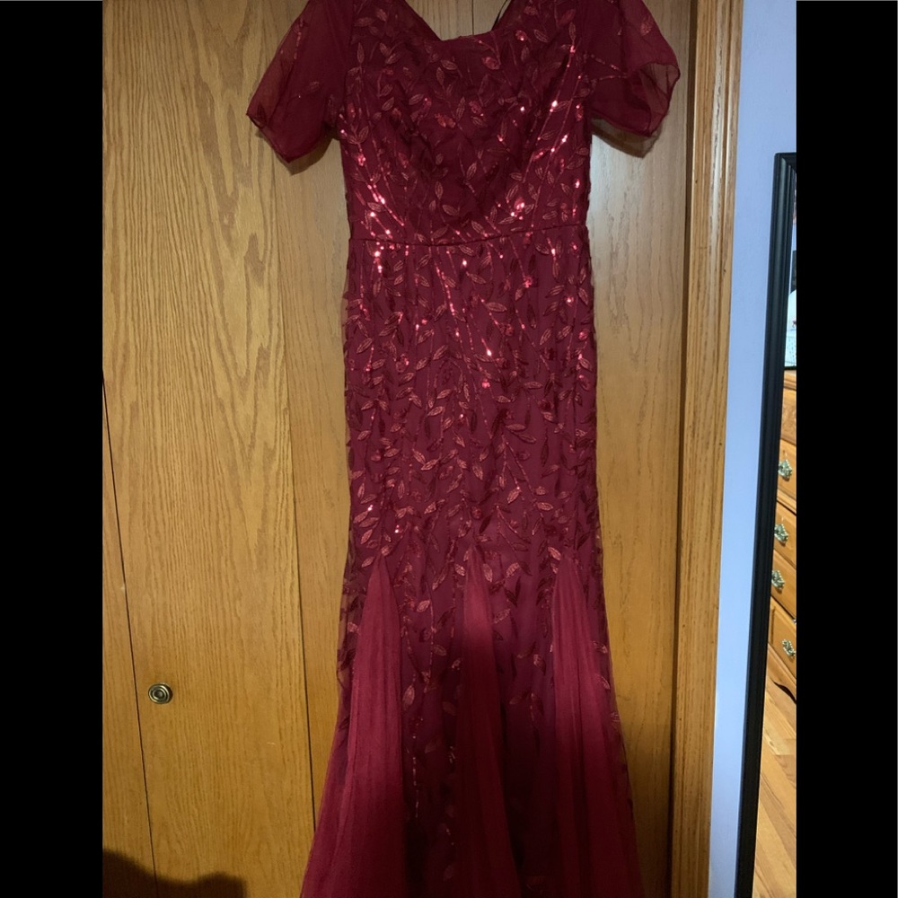 Evening gown in burgundy/ Maroon size US 6/ M